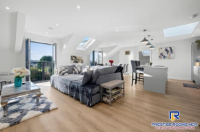 Luxury Penthouse Airport Private Parking and Near Trafford Centre